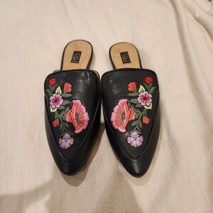 G.I.L.I black leather embroidered Mule womens size 5 EUC